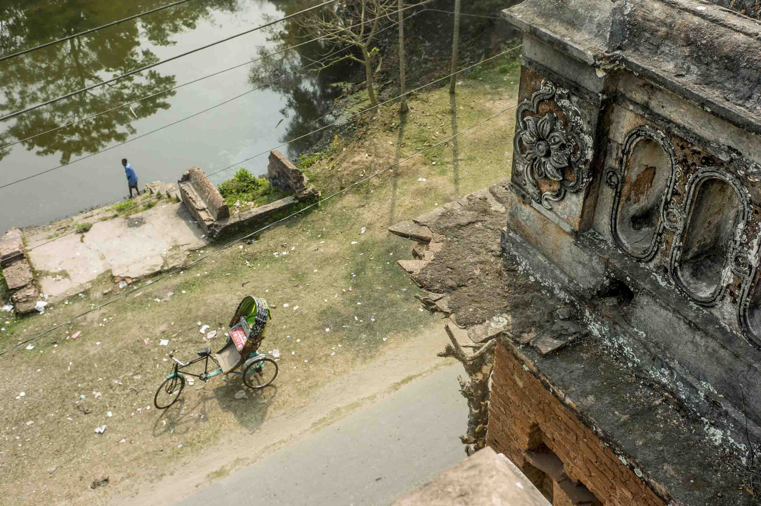 Painam Nagar, a crumbling village of mansions built between 1895-1905, formerly owned by wealthy Hindu merchants. They fled the country for India after partition, although some stayed behind. During the 1964 anti-Hindu riots that led to the Indo-Pakistan War, the remaining tenants left. Many buildings are abandoned except the ones inhabited by squatters, 2012